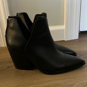 Vince camuto booties size 8.5